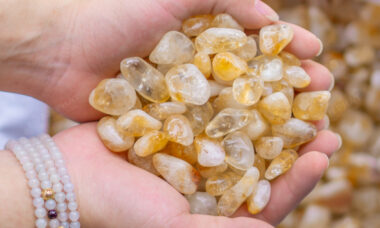 Đá thạch anh vàng rất phù hợp với người mệnh Thổ và mệnh Kim