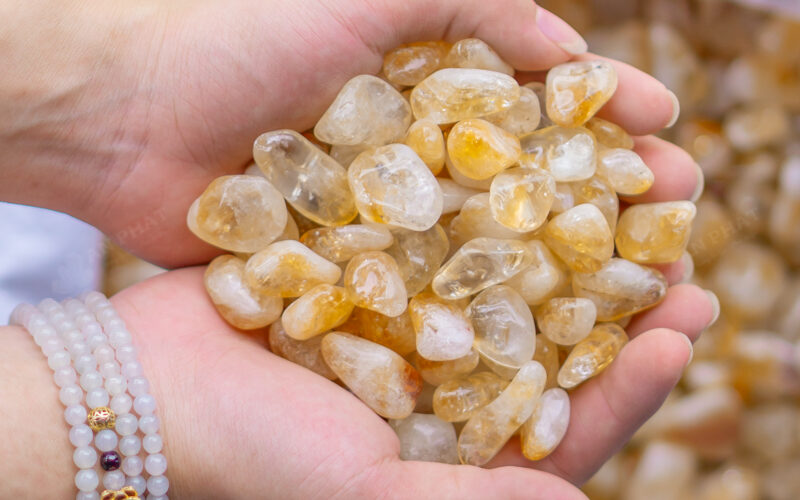 Đá thạch anh vàng rất phù hợp với người mệnh Thổ và mệnh Kim