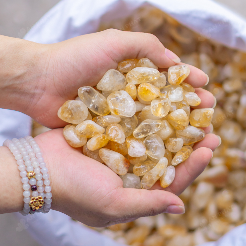 Đá thạch anh vàng rất phù hợp với người mệnh Thổ và mệnh Kim
