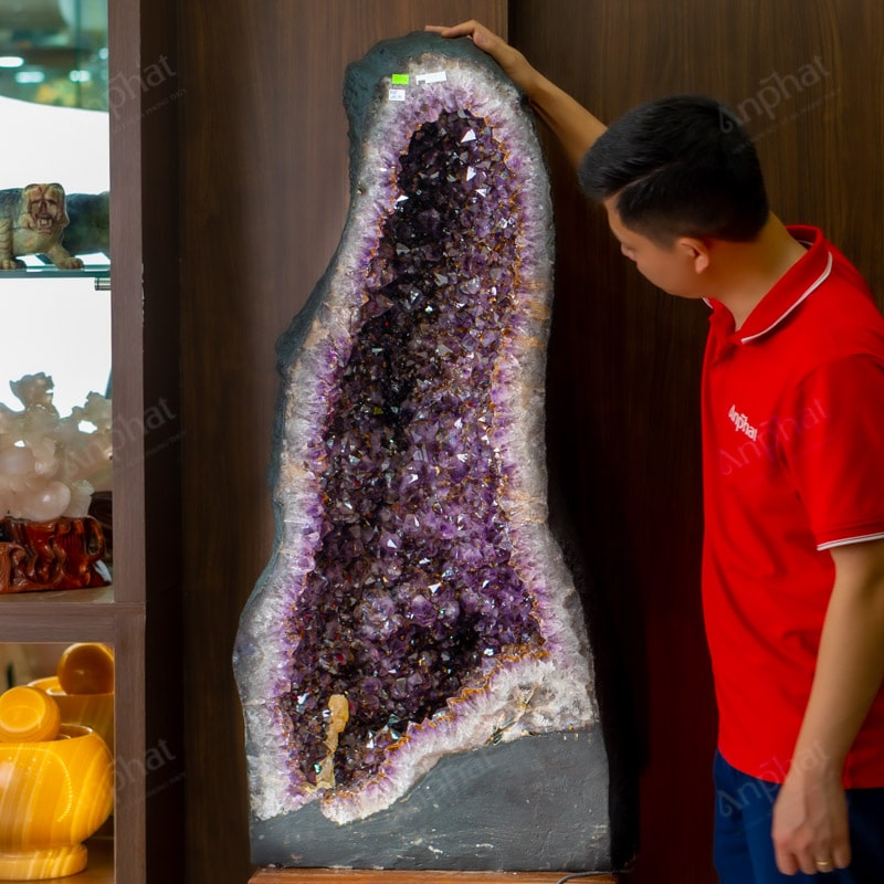 Đặt hốc thạch anh tại sảnh sẽ tạo ấn tượng tốt với khách hàng