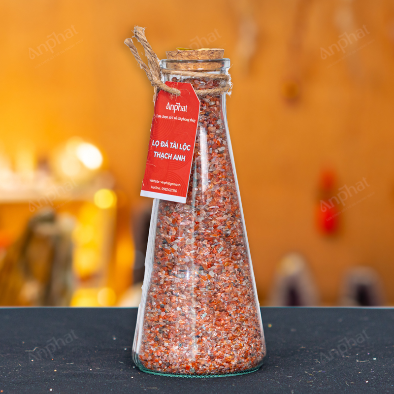 Lọ đá được đặt gần bàn học sẽ giúp hạn chế xao nhãng, tăng khả năng tiếp thu