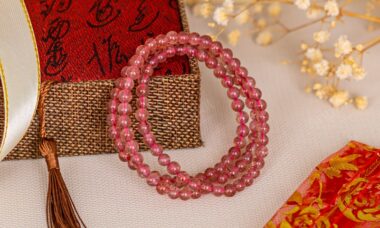 Nên đeo vòng tay đá thạch anh ở vị trí phù hợp