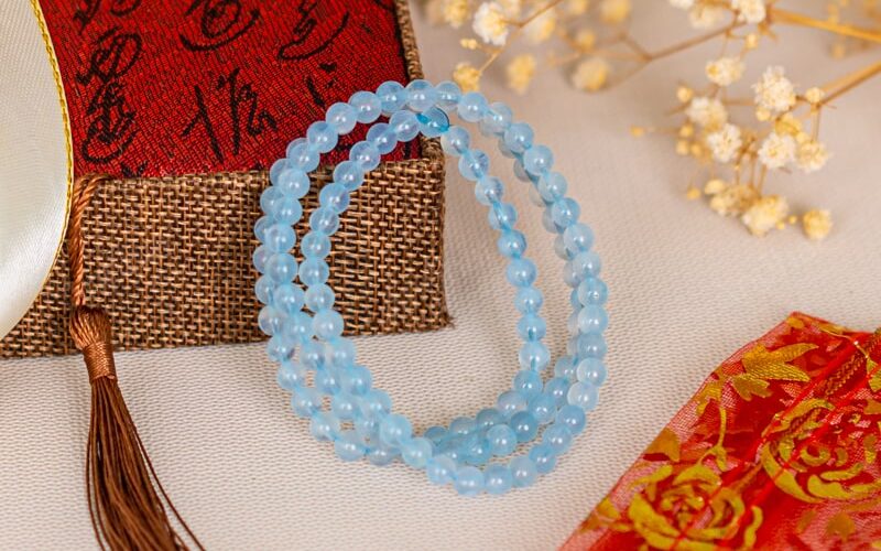 Vòng Tay Aquamarine thuộc hành Thủy, rất tốt cho người mệnh Mộc, mang lại sự mát lành, dễ chịu và thu hút năng lượng tích cực
