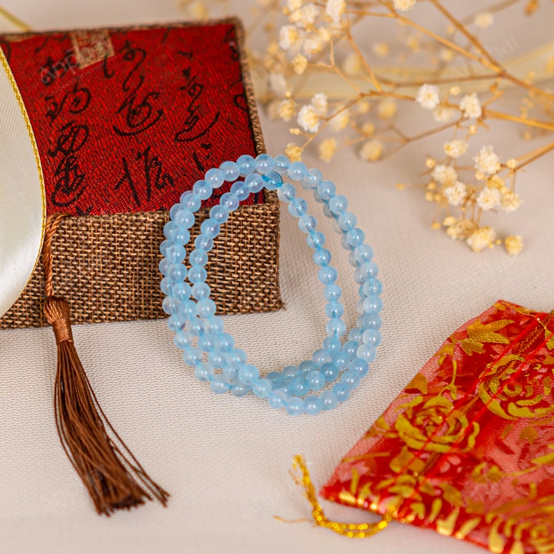 Vòng Tay Aquamarine thuộc hành Thủy, rất tốt cho người mệnh Mộc, mang lại sự mát lành, dễ chịu và thu hút năng lượng tích cực