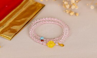 Vòng tay thạch anh hồng phối thêm charm giúp tăng thêm phần nữ tính cho nữ mệnh Thổ