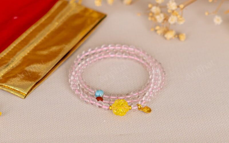 Vòng tay thạch anh hồng phối thêm charm giúp tăng thêm phần nữ tính cho nữ mệnh Thổ