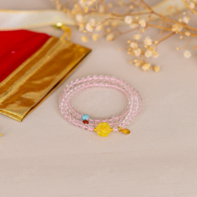 Vòng tay thạch anh hồng phối thêm charm giúp tăng thêm phần nữ tính cho nữ mệnh Thổ